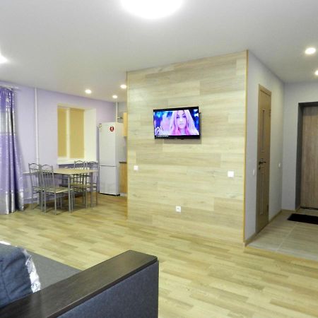 3-Room Apartment Near Inturist On Sobornyi Avenue 156, By Grandhome Zaporizhia Bagian luar foto