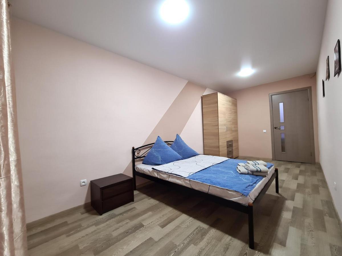 3-Room Apartment Near Inturist On Sobornyi Avenue 156, By Grandhome Zaporizhia Bagian luar foto