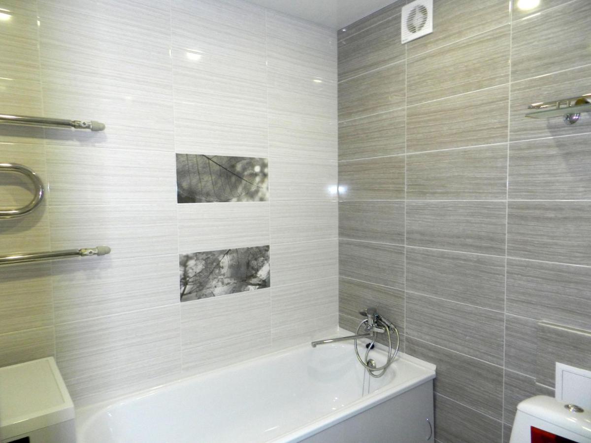 3-Room Apartment Near Inturist On Sobornyi Avenue 156, By Grandhome Zaporizhia Bagian luar foto