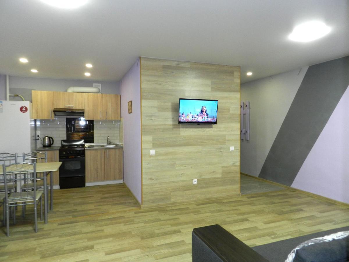 3-Room Apartment Near Inturist On Sobornyi Avenue 156, By Grandhome Zaporizhia Bagian luar foto
