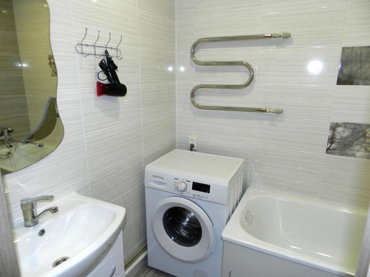 3-Room Apartment Near Inturist On Sobornyi Avenue 156, By Grandhome Zaporizhia Bagian luar foto