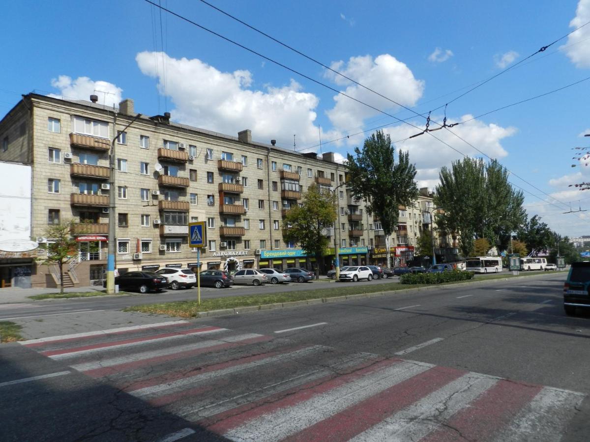 3-Room Apartment Near Inturist On Sobornyi Avenue 156, By Grandhome Zaporizhia Bagian luar foto