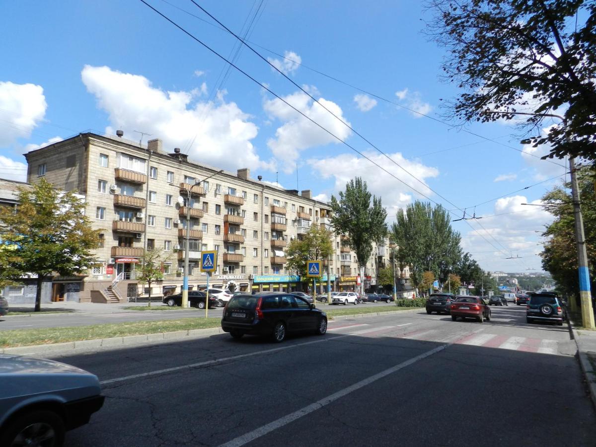 3-Room Apartment Near Inturist On Sobornyi Avenue 156, By Grandhome Zaporizhia Bagian luar foto
